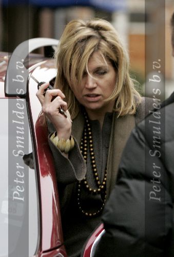 Amsterdam 18 maart 2005
Maxima zwanger op bezoek bij een vriendin. Maxima is bij cafe Bond geweest in de Valeriusstraat. BMaxima stapt in auto van Prins Willem Alexander.
