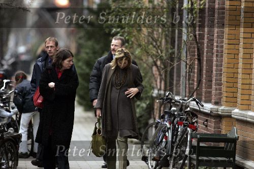 Amsterdam 18 maart 2005
Maxima zwanger verlaat met vriendin en beveiliging cafe Bond