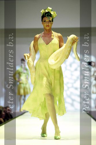 Amsterdam 7 maart 2005
Modeshow Ronald Kolk in hotel Krasnapolsky.
Ronald Kolk  met slang