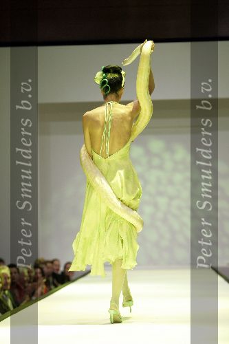 Amsterdam 7 maart 2005
Modeshow Ronald Kolk in hotel Krasnapolsky.
Ronald Kolk  met slang