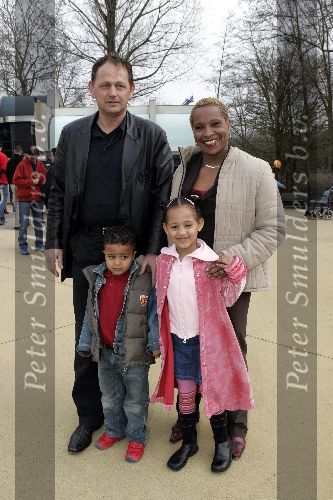 Biddingshuizen 25 maart 2005
opening Walibi World.
Nelli Cooman met dochter neefje en man