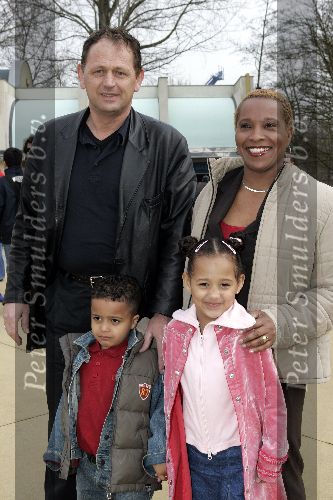 Biddingshuizen 25 maart 2005
opening Walibi World.
Nelli Cooman met dochter neefje en man