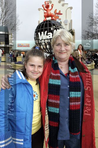 Biddingshuizen 25 maart 2005
opening Walibi World.
Nelly Frijda met buurmeisje