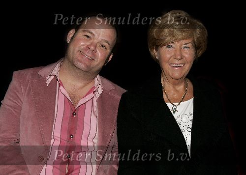 Amsterdam 13 maart 2005
Modeshow Paul Schulten in Okura. 
Paul de Leeuw met zijn moeder