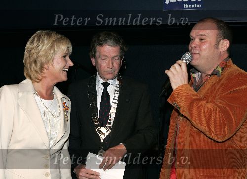 Utrecht 21 maart 2005
Tineke Schouten 25 jaar artiest en ze krijgt een koninklijke onderscheiding in het Jacobi theater.
Paul de Leeuw en de burgemeester van de Bilt