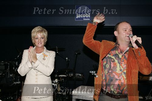 Utrecht 21 maart 2005
Tineke Schouten 25 jaar artiest en ze krijgt een koninklijke onderscheiding in het Jacobi theater.
Paul de Leeuw