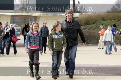 Biddingshuizen 25 maart 2005
opening Walibi World.
Pieter Storms met kinderen