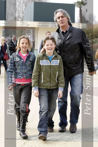 Biddingshuizen 25 maart 2005
opening Walibi World.
Pieter Storms met kinderen