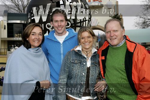 Biddingshuizen 25 maart 2005
opening Walibi World.
Rene v d Kerkhof met vrouw en kinderen
