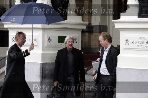 Amsterdam  11 maart 2005
 Richard Gere  verlaat Amstel hotel onder paraplu