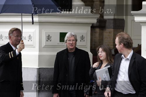 Amsterdam  11 maart 2005
 Richard Gere  verlaat Amstel hotel onder paraplu