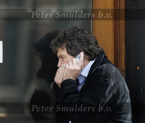 Amsterdam 22 maart 2005
Robert ten Brink staat te bellen met gsm op straat