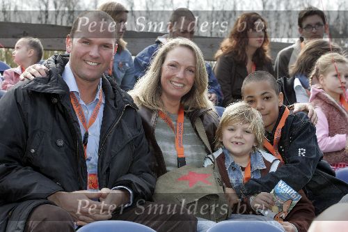 Biddinghuisen 25 maart 2005
Opening Walibi world.
Robert v d Bosch met vrouw en kinderen.