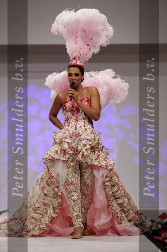 Amsterdam 7 maart 2005
Modeshow Ronald Kolk in hotel Krasnapolsky.
Ronald Kolk   . Sophia Wezer in trouwjurk
Peter Smulders bv