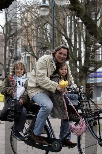 Amsterdam 25 maart 2005
Steven Beek op fiets met kinderen