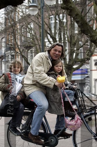 Amsterdam 25 maart 2005
Steven Beek met kinderen op fiets