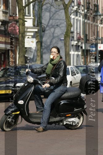 Amsterdam 24 maart 2005
Suzanne Kleeman op  Vespa scooter.