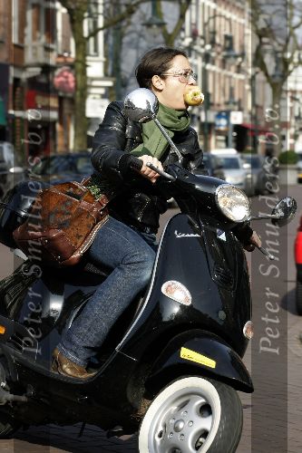 Amsterdam 24 maart 2005
Suzanne Kleeman op  Vespa scooter.