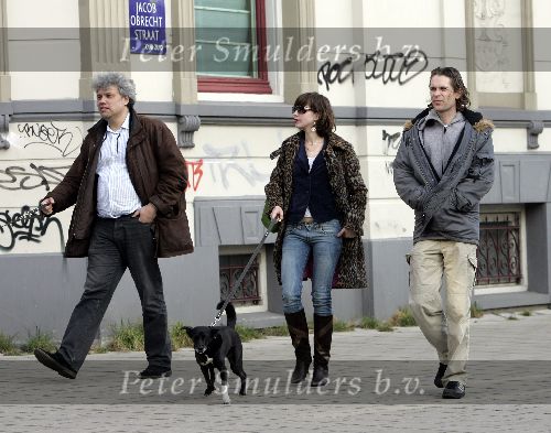 Amsterdam 16 maart 2005
Hans Teeuwen Theodoor Holman en Tara Elders wandelen met honden