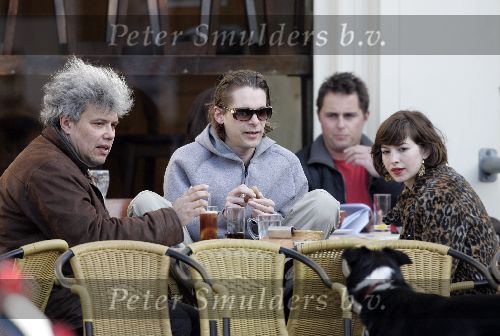Amsterdam 16 maart 2005
Hans Teeuwen Theodoor Holman en Tara Elders wandelen met honden