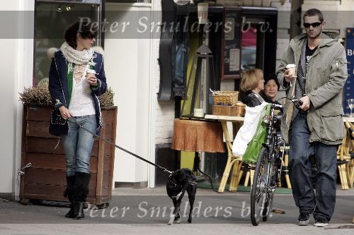 Amsterdam 22 maart 2005
Tara Elders met een kop koffie en haar hond en  Michiel Huisman