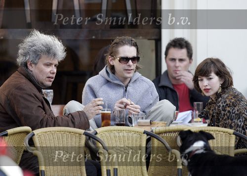 Amsterdam 16 maart 2005
Hans Teeuwen Theodoor Holman en Tara Elders wandelen met honden