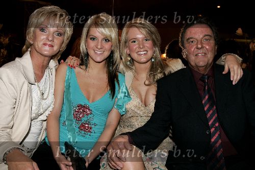 Utrecht 21 maart 2005
Tineke Schouten 25 jaar artiest en ze krijgt een koninklijke onderscheiding in het Jacobi theater.
Tineke met man Hans en dochters
