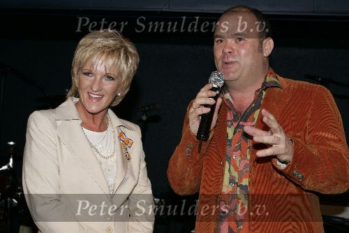 Utrecht 21 maart 2005
Tineke Schouten 25 jaar artiest en ze krijgt een koninklijke onderscheiding in het Jacobi theater.
Paul de Leeuw