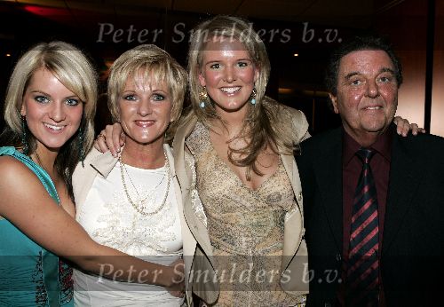 Utrecht 21 maart 2005
Tineke Schouten 25 jaar artiest en ze krijgt een koninklijke onderscheiding in het Jacobi theater.
Tineke met man Hans en dochters