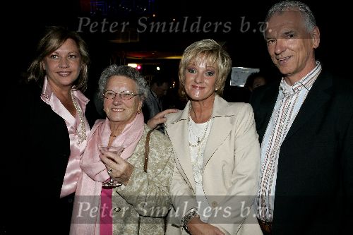 Utrecht 21 maart 2005
Tineke Schouten 25 jaar artiest en ze krijgt een koninklijke onderscheiding in het Jacobi theater.
Tineke met moeder en broer en zus