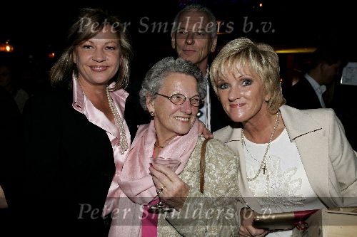 Utrecht 21 maart 2005
Tineke Schouten 25 jaar artiest en ze krijgt een koninklijke onderscheiding in het Jacobi theater.
Tineke met moeder en broer en zus