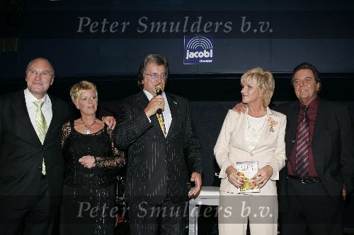 Utrecht 21 maart 2005
Tineke Schouten 25 jaar artiest en ze krijgt een koninklijke onderscheiding in het Jacobi theater.
Tineke  met man en Lee Towers
