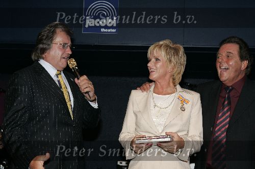Utrecht 21 maart 2005
Tineke Schouten 25 jaar artiest en ze krijgt een koninklijke onderscheiding in het Jacobi theater.
Tineke  met man en Lee Towers