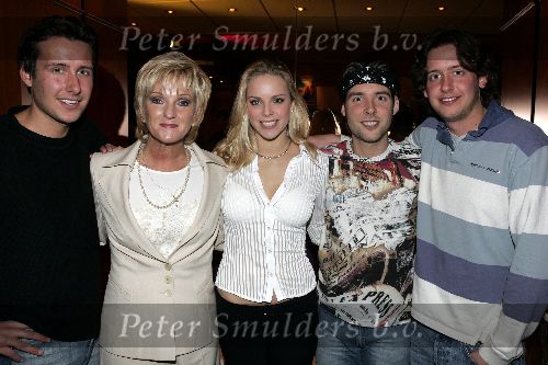 Utrecht 21 maart 2005
Tineke Schouten 25 jaar artiest en ze krijgt een koninklijke onderscheiding in het Jacobi theater.
3 zoons Hans Kazan Oscar Rens en ..