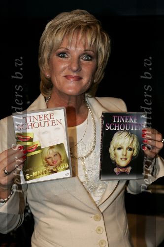 Utrecht 21 maart 2005
Tineke Schouten 25 jaar artiest en ze krijgt een koninklijke onderscheiding in het Jacobi theater.
Tineke met dvd\'s