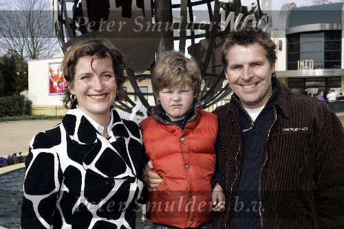 Biddingshuizen 25 maart 2005
opening Walibi World.
Toine v Peperstraaten met gezin