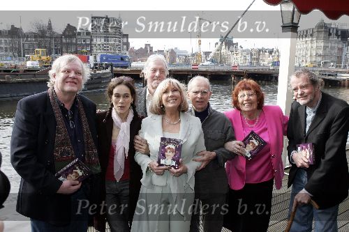 Amsterdam 14 maart 2005
Presentatie dvd de kleine waarheid in stationskoffiehuis.
Willeke Alberti met John Leddy, Jacques Commandeur Henk v Ulsen Riek Schagen en Hans Hoekman