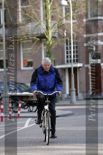 Amsterdam 16 maart 2005
Wim Kok fietst van zijn werk naar huis