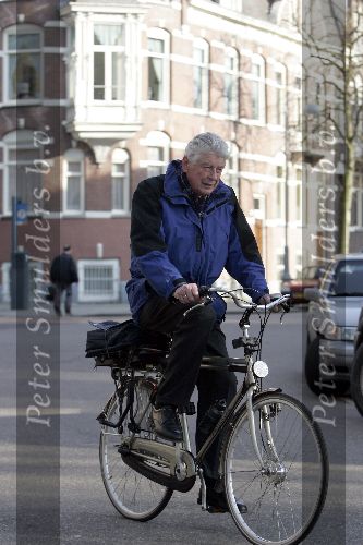 Amsterdam 16 maart 2005
Wim Kok fietst van zijn werk naar huis