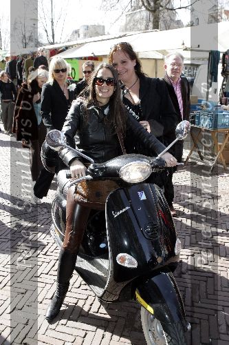 Amsterdam 21 maart 2005
Trouwen Henk Schiffmacher en Louise in stopera.
Suzanne Kleeman op scooter en Xandra Brood