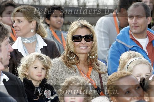 Biddingshuizen 25 maart 2005
opening Walibi World.
Leontine Borsato met Luca en Senna