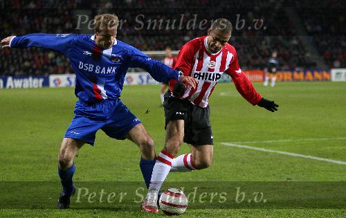 Eindhoven, 22 Maart 2006, 1/2 finale Gatorade Cup Seizoen 2005/2006 PSV-AZ, eindstand
Barry v Galen in duel met ALEX PSV