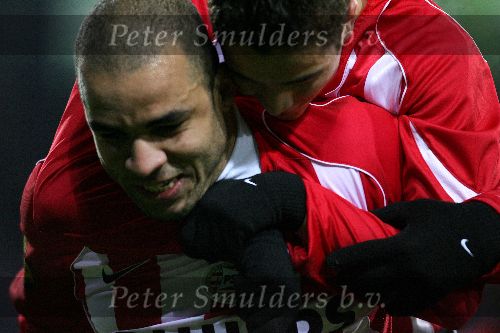 Eindhoven, 4 maart 2006 Kompetitiewedstrijd PSV-SC Heerenveen, eindstand 4-1 Seizoen 2005/2006
Alex PSV heeft een vrije trap van 28 meter ingeschoten en wordt besprongen door Ibrahim Afellay