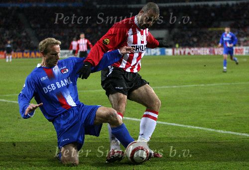 Eindhoven, 22 Maart 2006, 1/2 finale Gatorade Cup Seizoen 2005/2006 PSV-AZ, eindstand na verlenging 2-0
Barry v Galen in duel met ALEX PSV