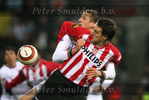 Eindhoven, 19 Maart 2006 Kompetitiewedstrijd PSV-NEC, eindstand 1-0 Seizoen 2005/2006
Jan Vennegoor of Hesselink in duel met David Jones
© Foto Peter Smulders BV