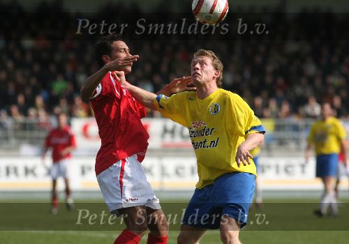 Waalwijk, 27 Maart 2006 Kompetitewedstrijd RKC-AZ, eindstand  0-1 Seizoen 2005/2006
Denny Landzaat in duel met michael Krohn-Dehli