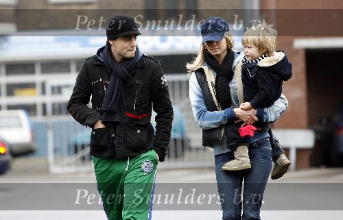 Den Haag 4 februari 2006
Dinand Woesthof met zijn zoon Dean Maddy en vriendin Lucy boodschappen doen.