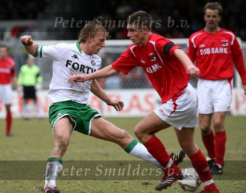 Alkmaar, 19 Maart 2006 Kompetitiewedstrijd AZ-Feyenoord, eindstand 1-0 Seizoen 2005/2006
Dir Kuyt in duel met Stijn Schaars