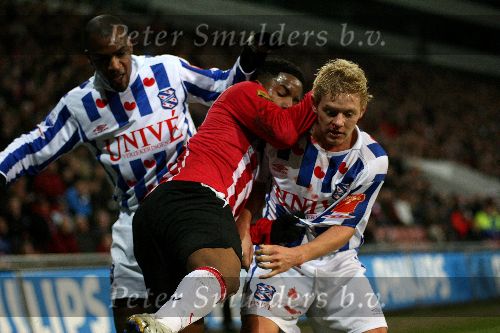 Eindhoven, 4 maart 2006 Kompetitiewedstrijd PSV-SC Heerenveen, eindstand 4-1 Seizoen 2005/2006
Jefferson Farfan in de tang bij Thomas Prager en Fernando Derveld