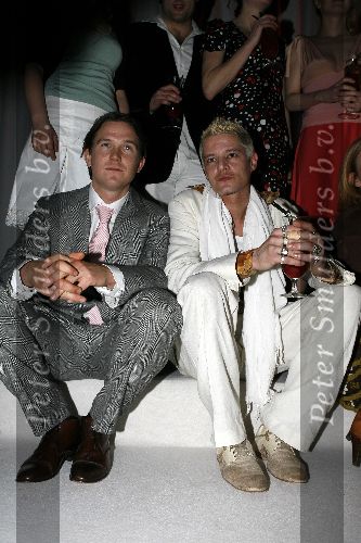 Amsterdam 7 maart 2006
Premiere ik omhels je met 1000 armen in Pathe arena.
Johnny de Mol en Tygo Gernandt